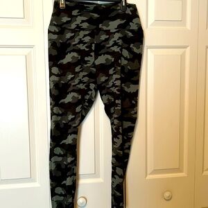 Brand New Simply Vera Wang Camo Leggings, sz XL